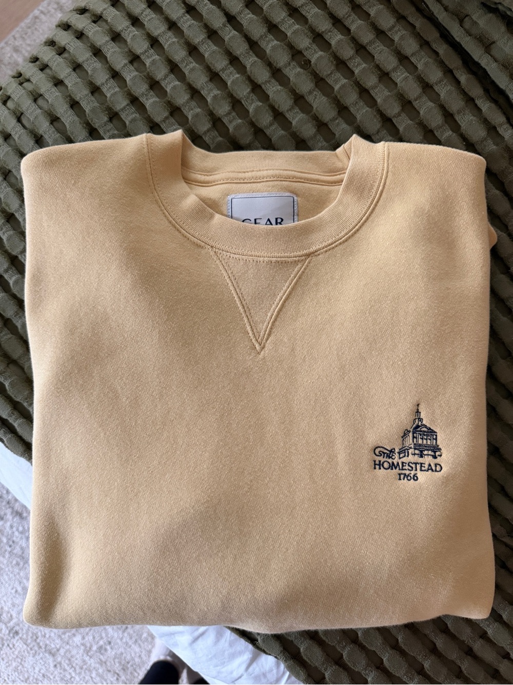 The Homestead 1766 Butter Yellow Heritage Crewneck Sweatshirt Small - Picture 7 of 7